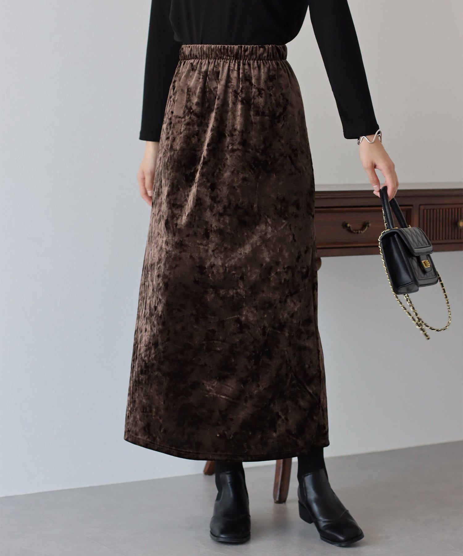 日本 BLUE EAST - 優雅絲絨感後開叉鬆緊長裙-淺摩卡