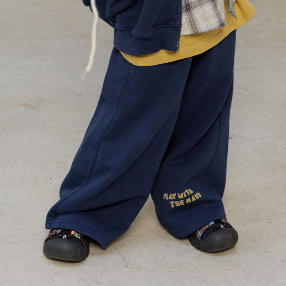 NAVi 鬆緊腰塗鴉文字點綴休閒棉褲-海軍藍