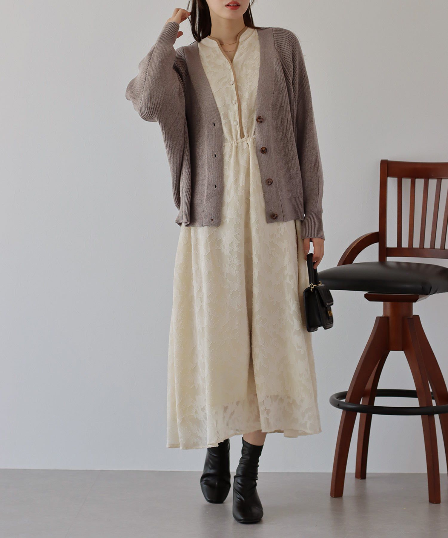 日本 BLUE EAST - 百搭V領彈性針織外套-米杏