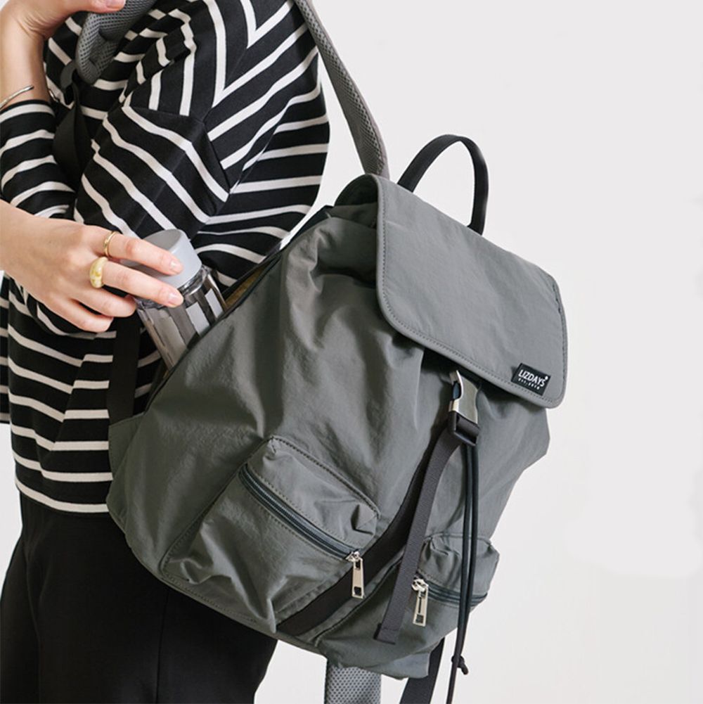 輕量簡約防潑水多口袋後背包-深灰 (30x35cm)