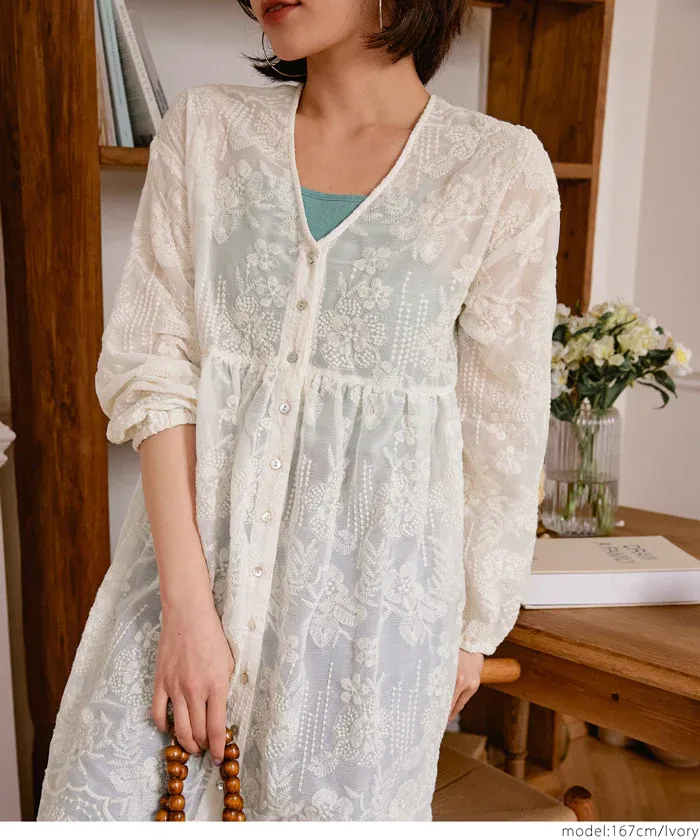 日本 COCA - V領花蕾絲透膚排扣罩衫/洋裝-米杏