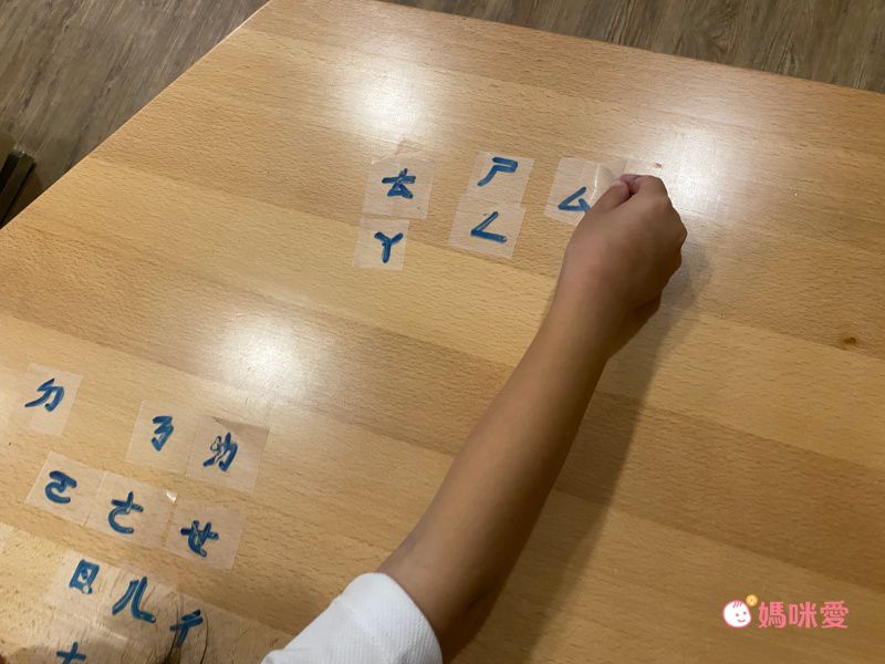 獨家！重複撕貼不傷牆【台灣 kidzcrayon】創意透光描圖貼紙