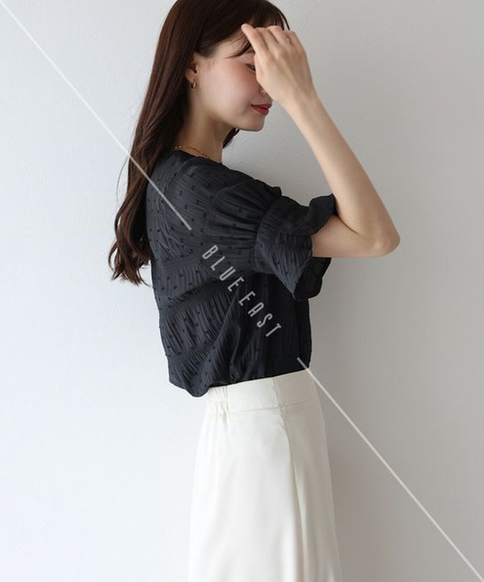 日本 BLUE EAST - 細緻圓點緹花透膚短袖上衣-卡其