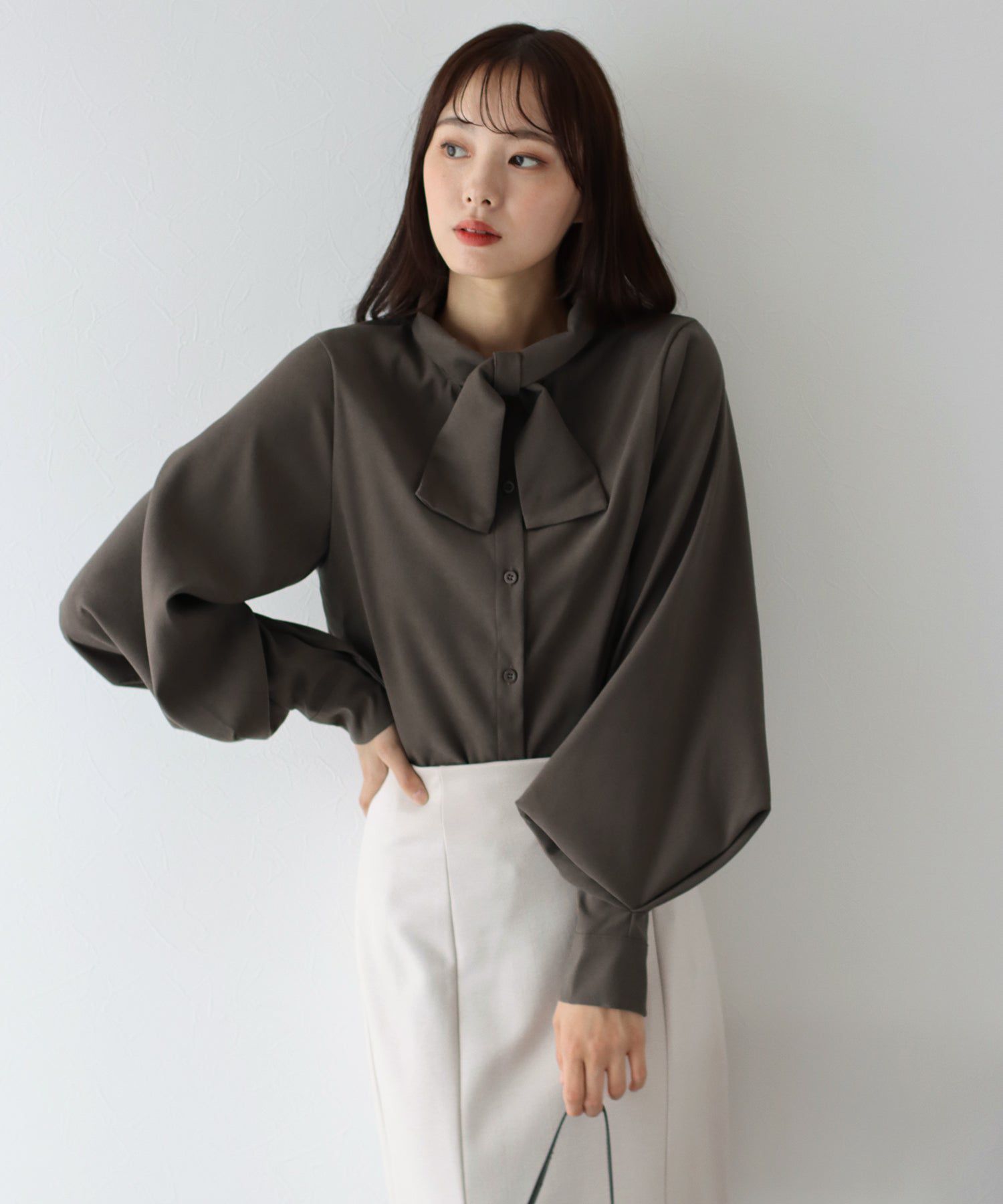 日本 BLUE EAST - 柔美扭結氣球長袖襯衫-黑