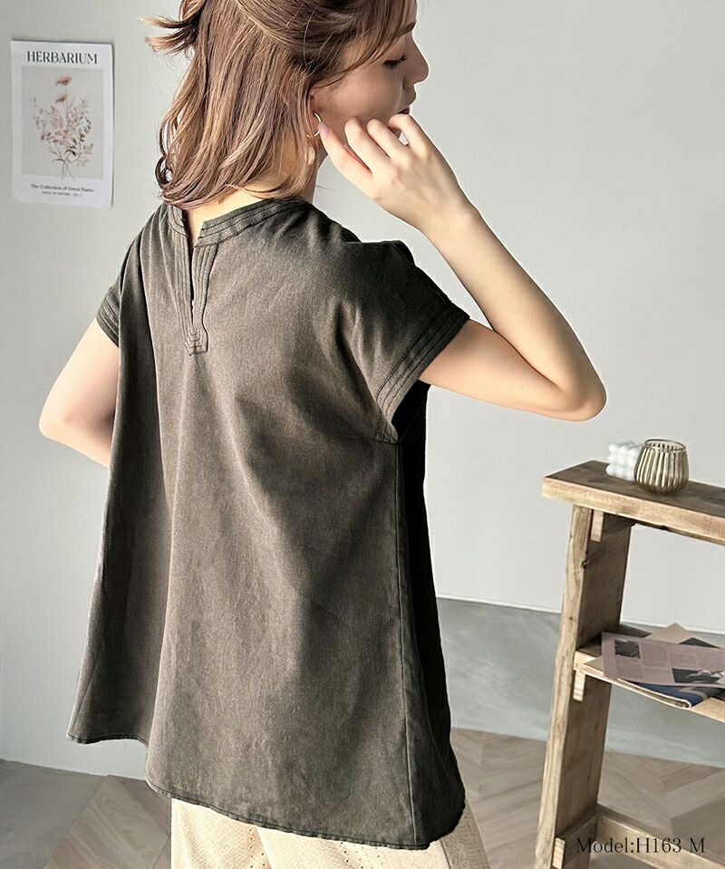 日本 Classical Elf - 2WAY棉麻透氣小V領落肩短T-軍綠