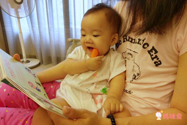 美國 The Brushies - 手指玩偶造型牙刷 - 豪華禮盒組（猴子桃桃+豬小妹+恐龍阿姆+鯨魚薇拉）-1本英文童書+4支角色手指牙刷