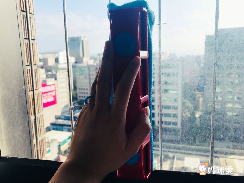 TYROLER 雙面擦窗神器 讓玻璃黑夜變白天～