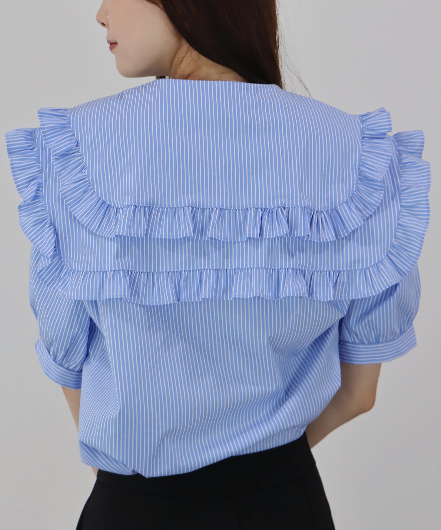 日本 BLUE EAST - 荷葉層次領泡泡短袖襯衫-條紋-水藍