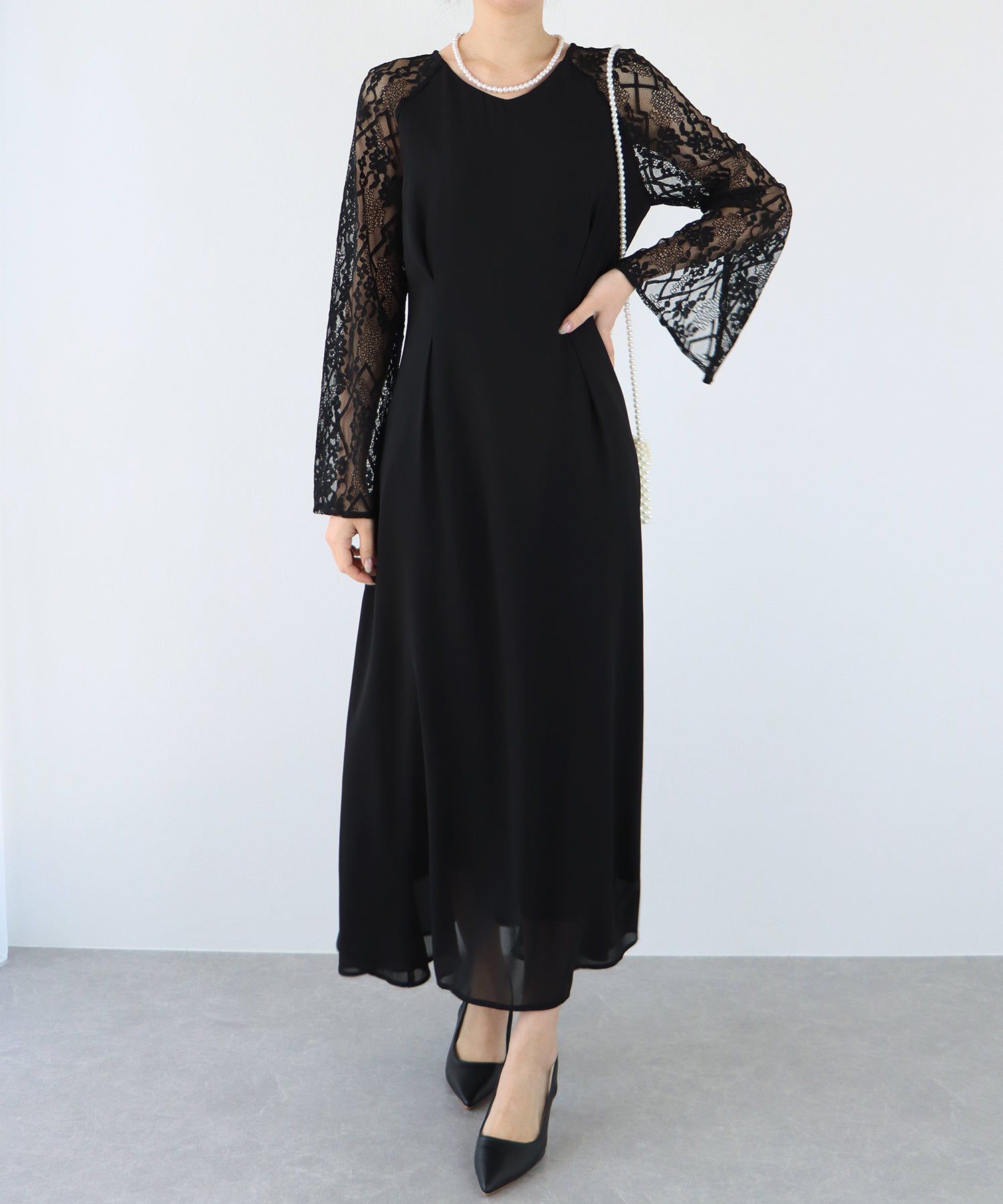 日本 BLUE EAST - 優雅V領蕾絲袖拼接洋裝-經典黑