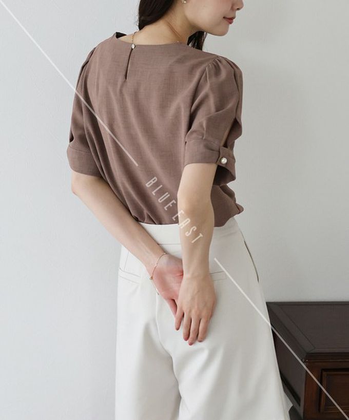 日本 BLUE EAST - 珍珠袖扣亞麻感氣質短袖上衣-摩卡 (M)