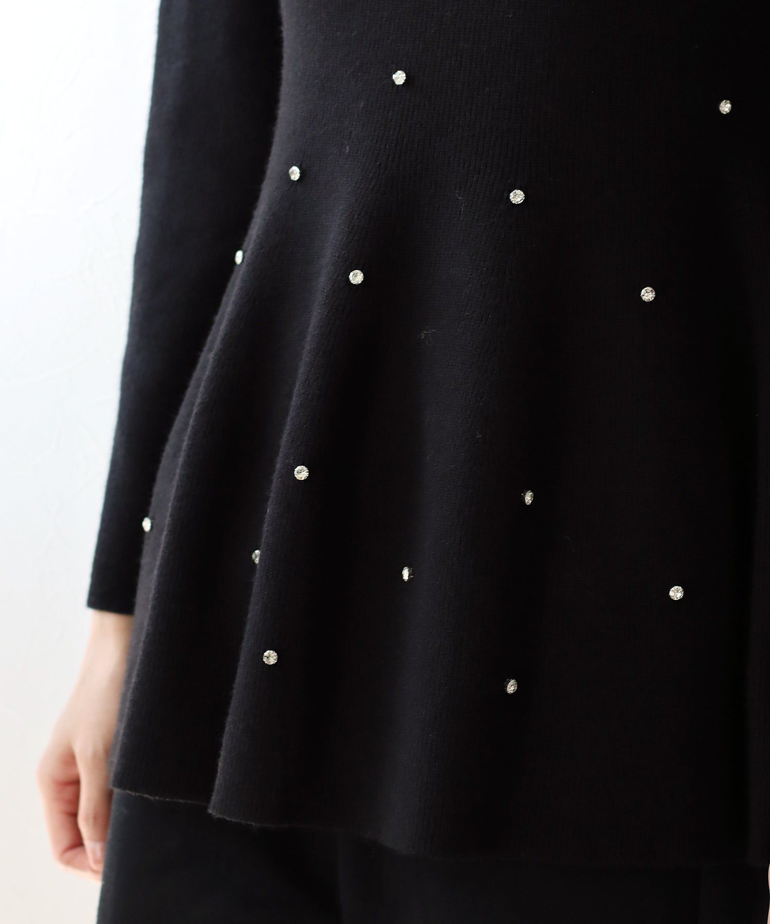 日本 BLUE EAST - 奢華墜飾傘狀修身針織上衣-黑