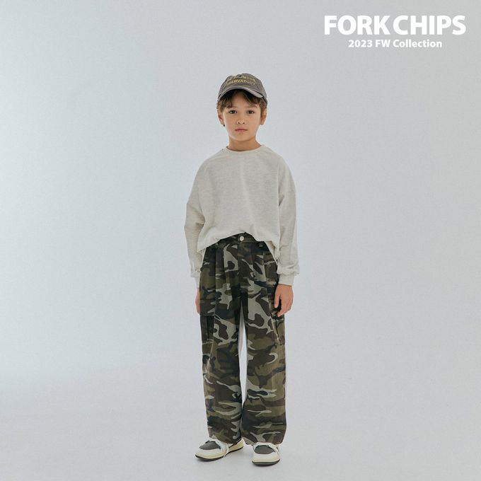 韓國 FORK CHIPS - 品牌刺繡點綴圓領長袖上衣-淺燕麥灰