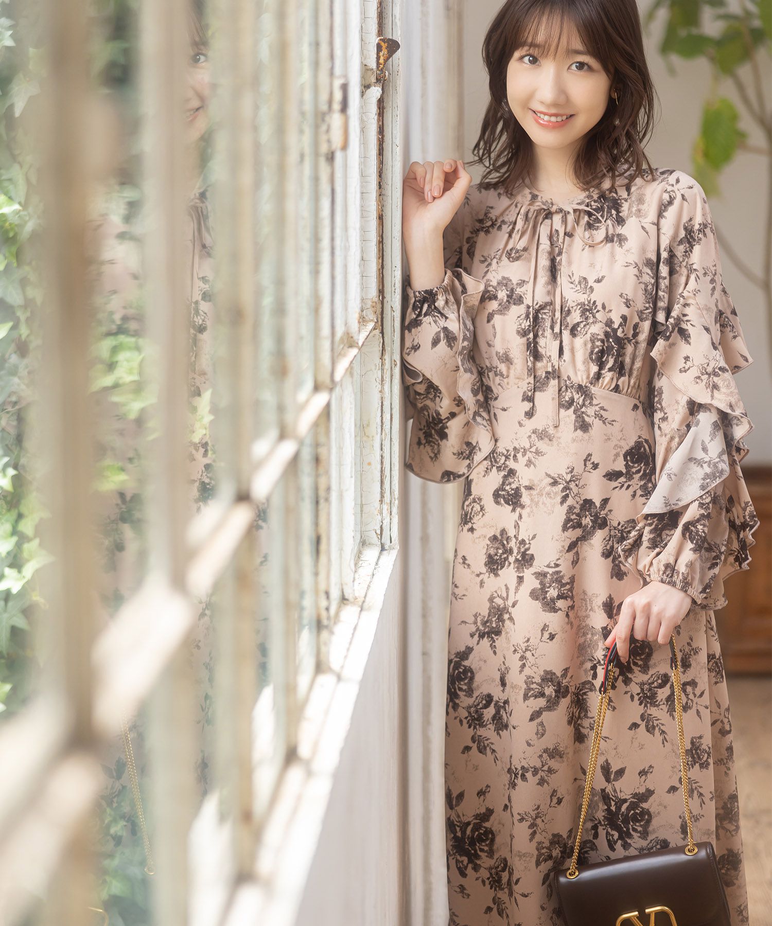 日本 tocco-closet - 優雅花朵波浪袖洋裝-粉膚杏