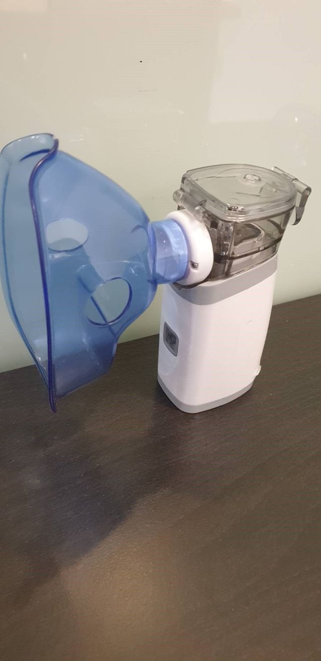 我是用知母+普元的手持噴霧器
要用的時候是蠻麻煩的還要換來換去
因為知母時在鼻子內的鼻涕乾掉後，根本吸不出東西= =
也不要硬吸才不會傷到鼻腔
另外要搭配蒸氣噴霧先軟化鼻涕後才好吸， 
推薦這款蒸氣噴霧小小一台的~外出攜帶很方便媽咪
可以參考看看