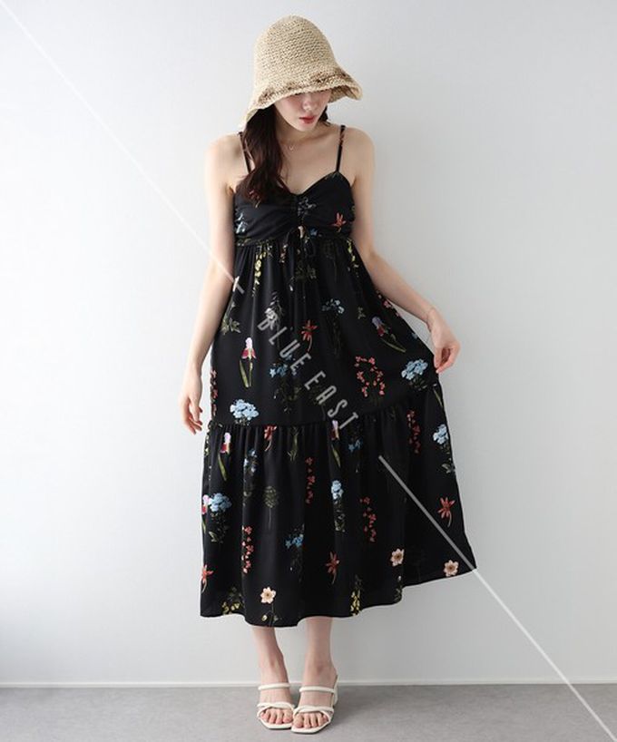 日本 BLUE EAST - 優雅皺摺度假花卉吊帶洋裝-黑 (M)