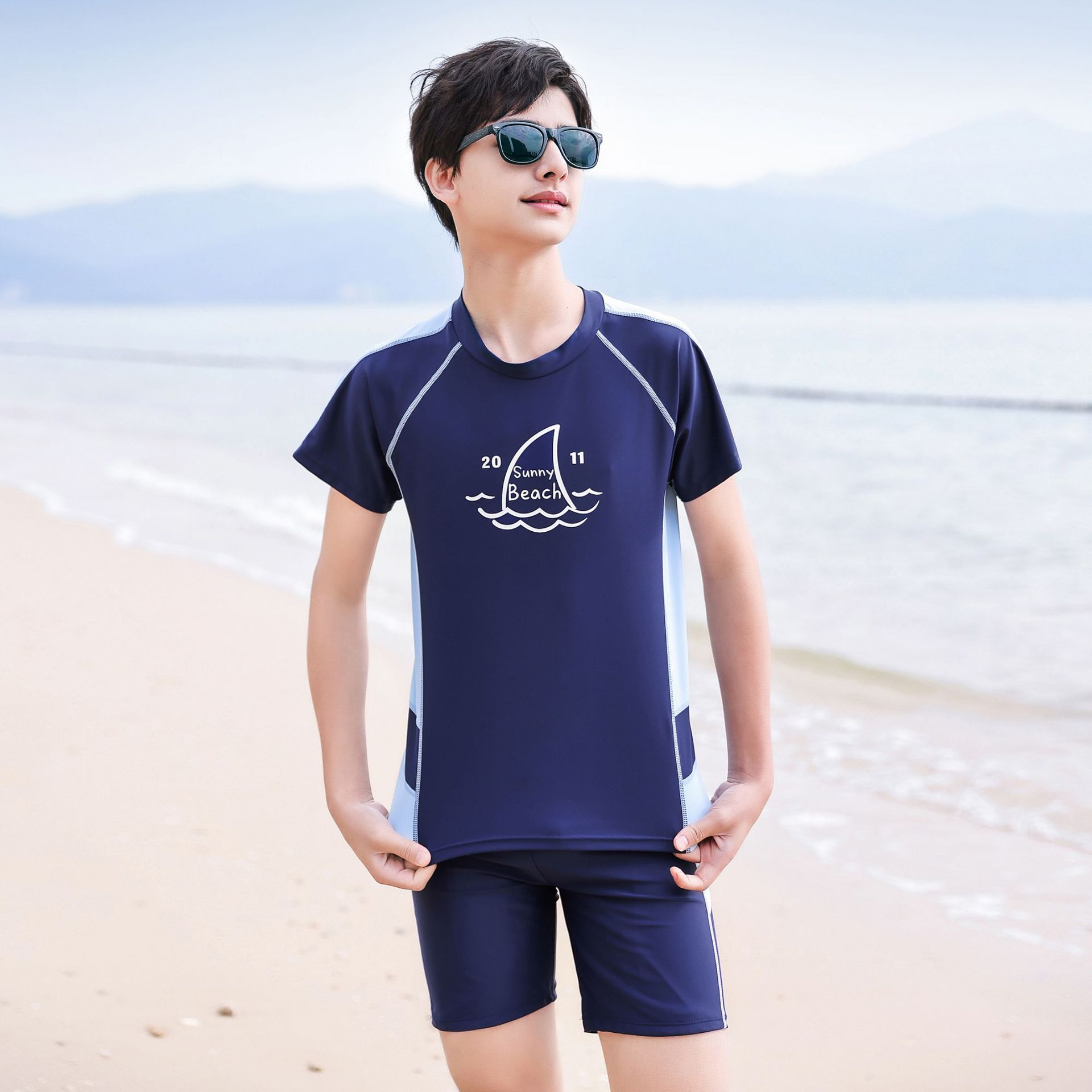 大童男孩短袖泳衣套裝(二件組)-鯊魚鰭-深藍色-泳衣、泳褲