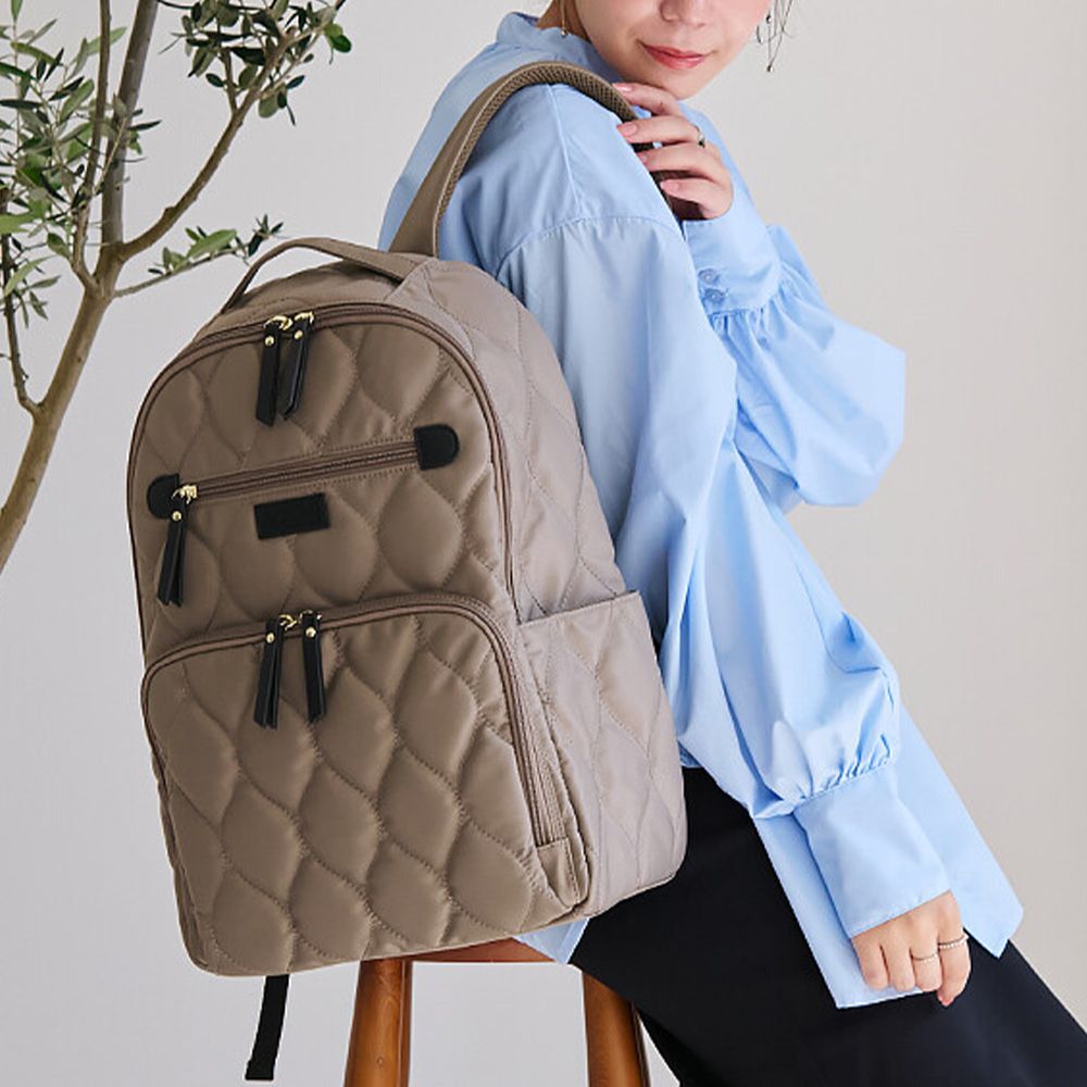 10口袋機能絎縫防潑水後背包/電腦包(可放A4)-卡其棕 (44x27x16cm)