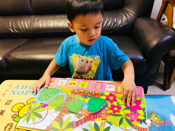 適合0-3歲的超酷觸覺體驗！多種材質、新奇觸感❤️變色洗澡書，收服抗拒洗澡的孩子！