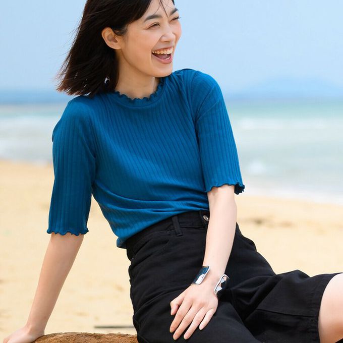 日本 OMNES - 輕盈木耳邊合身羅紋短袖上衣-濃綠