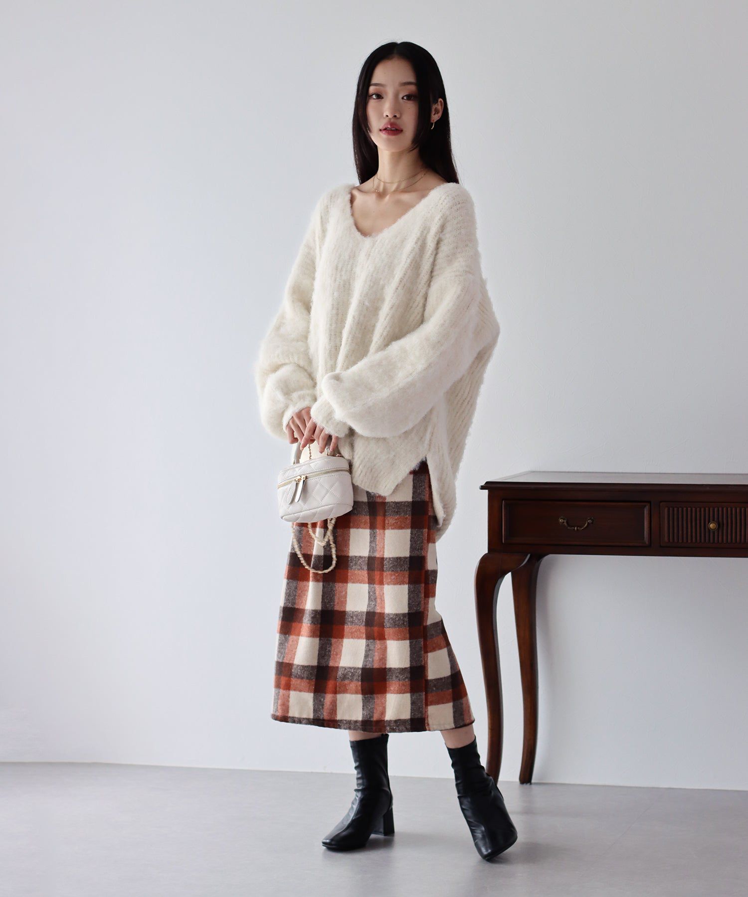 日本 BLUE EAST - 慵懶V領抽鬚寬鬆毛衣-淺米