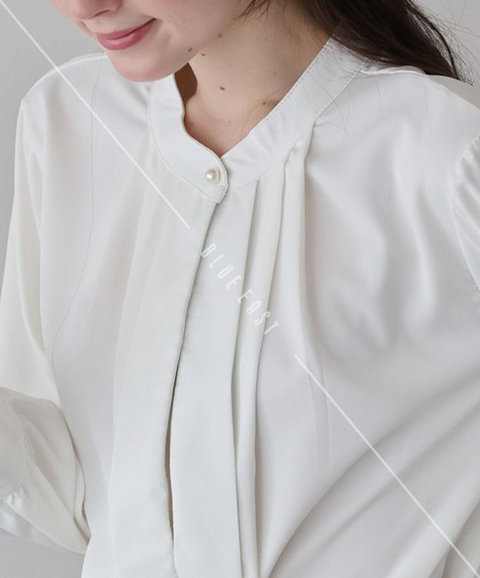 日本 BLUE EAST - 2way領知性整潔感打褶長袖上衣-珍珠袖扣-藍