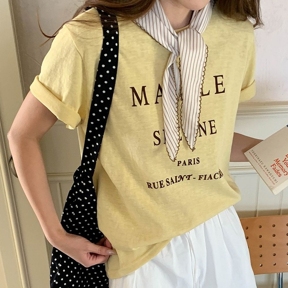 (附絲巾)寬鬆正肩短袖上衣-簡約字母-黃 (F)