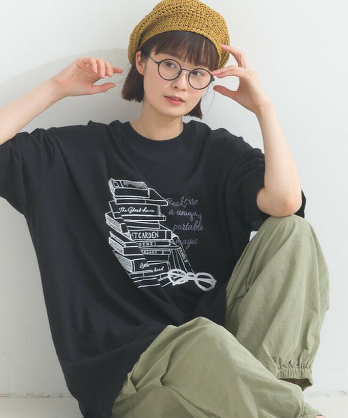 日本 Lupilien - 16OE天竺棉 氣質書籍印花寬鬆短袖上衣-草綠