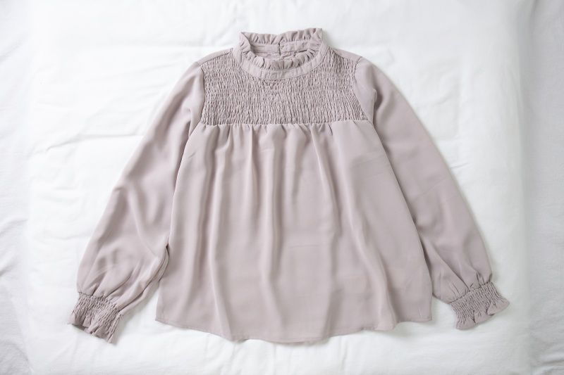 日本 BELLUNA - 純棉V領金釦點綴五分袖上衣-星塵粉