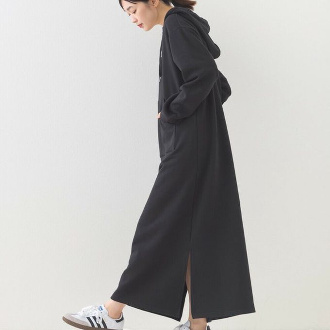日本 OMNES - 休閒刺繡logo裏毛連帽長袖洋裝-黑