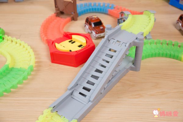 BQOCH - 【兒童益智玩具】電動夜光軌道車 交叉道路過山洞款 (151pcs)