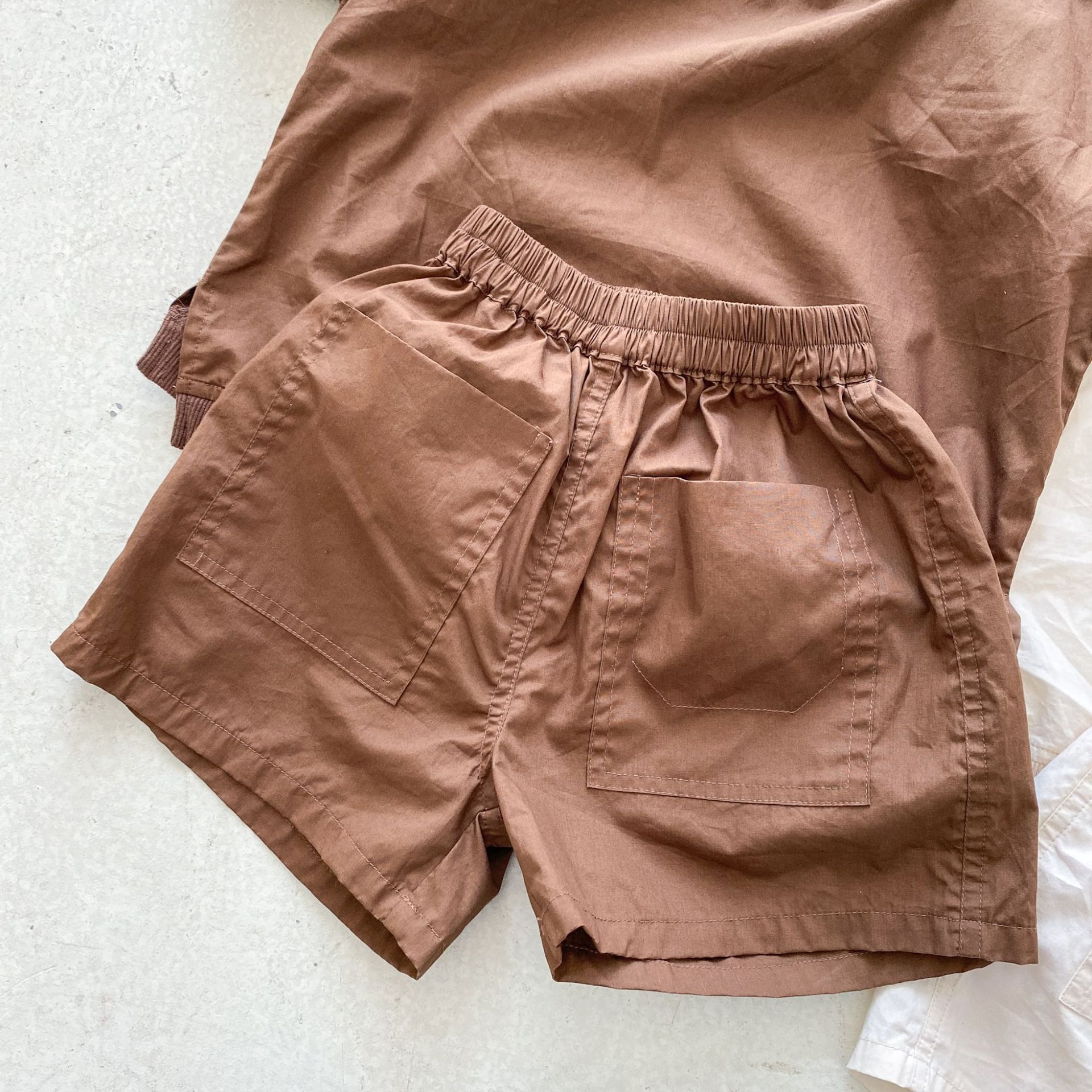 質感素色圓領口袋套裝-咖啡色