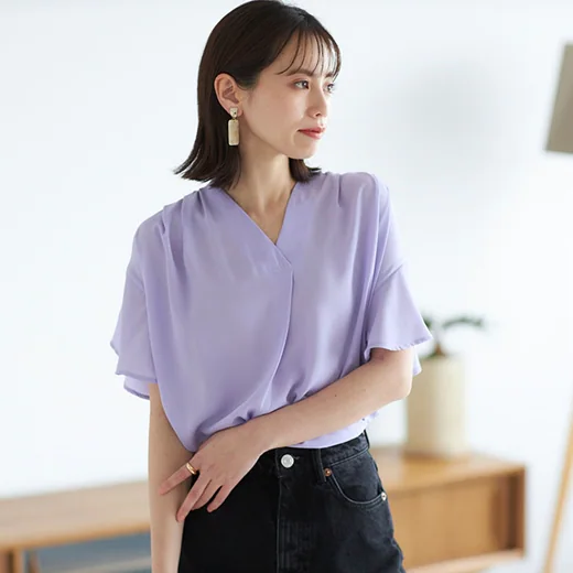 日本 BELLUNA - 雪紡小V領剪裁波浪短袖上衣-粉杏