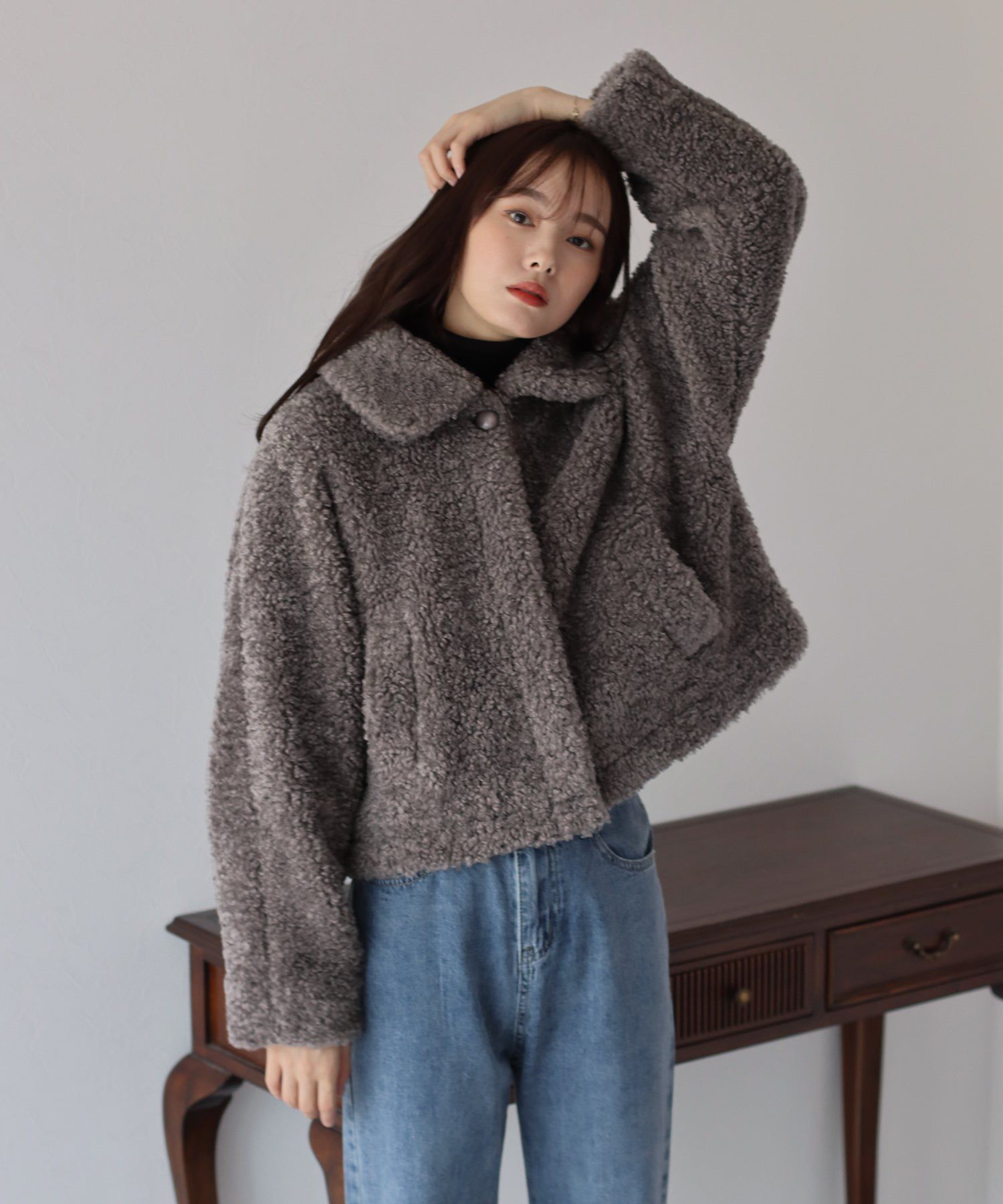 日本 BLUE EAST - 輕盈絨毛圓領短版外套-深咖啡