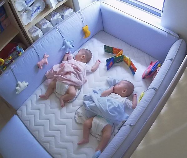 在坪數不大的空間裡，反覆思考要如何可以讓雙胞胎寶寶有自己的睡眠空間🤔 不僅如此，還要考慮到安全性、多元使用性、移動性、及組裝清潔的便利性。
於是發現gunite沙發嬰兒床最符合我的需求！

落地式設計，讓我不用擔心寶寶以後會翻身或爬行時，可能會造成危險⚠️也不用另外購買床圍，因為四週都有軟墊保護。

由於他們還小，暫時可以兩人直睡，等再大一點，可以考慮讓他們橫睡，甚至可將ㄧ邊軟墊放下，就有更寬敞的空間。睡覺時間以外，還可以做球池玩樂使用，相當符合小孩的多元需求。

整體不會太重，媽媽我ㄧ個人也可以搬動。
不僅組裝方便，清潔也很簡單，全部都是以拉鍊式為主做組裝，四週角落再加上綁帶，做彈性調整。

目前為止，寶寶們也都很喜歡在這張床上活動和玩吊飾，相當滿意。