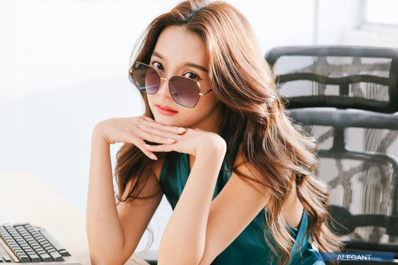 ALEGANT - 韓潮街拍時尚墨羽藍金框幾何造型墨鏡│UV400太陽眼鏡