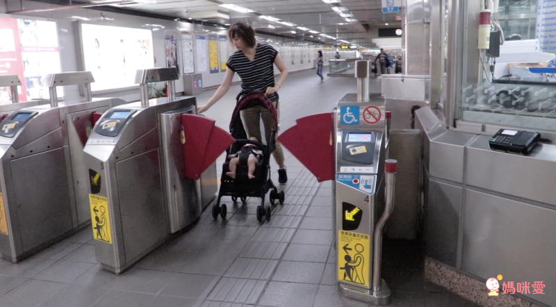 折疊推車最佳選擇！$5000元有找！收納面積最小【JOLLY 嬰兒手推車】單手秒收沒問題！