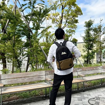 日本BEEM - Boite OUT DOOR防潑水休閒後背包-黑X卡其色
