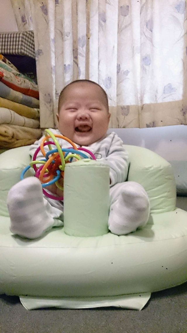 這充氣椅真的好用，不用一直抱，餵副食品也好用，價格也不貴，值得推薦的用品。