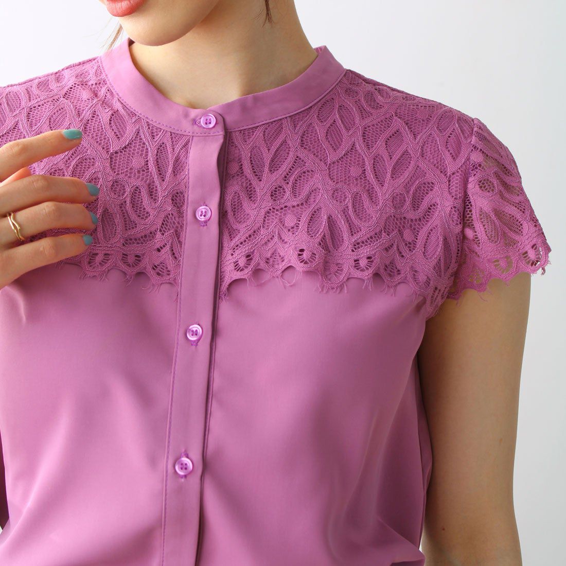 日本 BELLUNA - 精緻蕾絲拼接雪紡無袖襯衫-淺杏