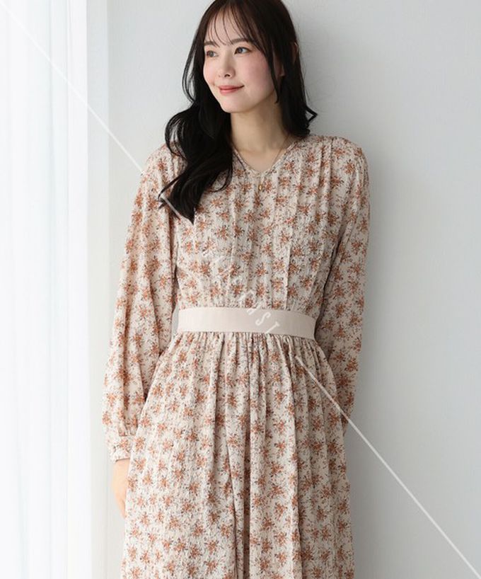 日本 BLUE EAST - 成熟花卉飄逸感V領長袖洋裝-摩卡
