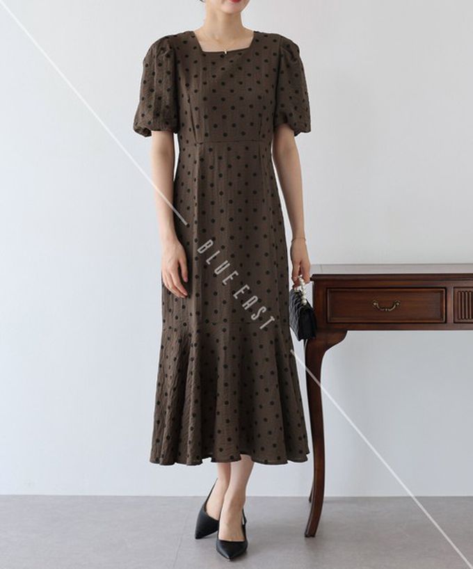 日本 BLUE EAST - 優雅方領後綁帶泡泡袖魚尾洋裝-格紋-黑 (M)