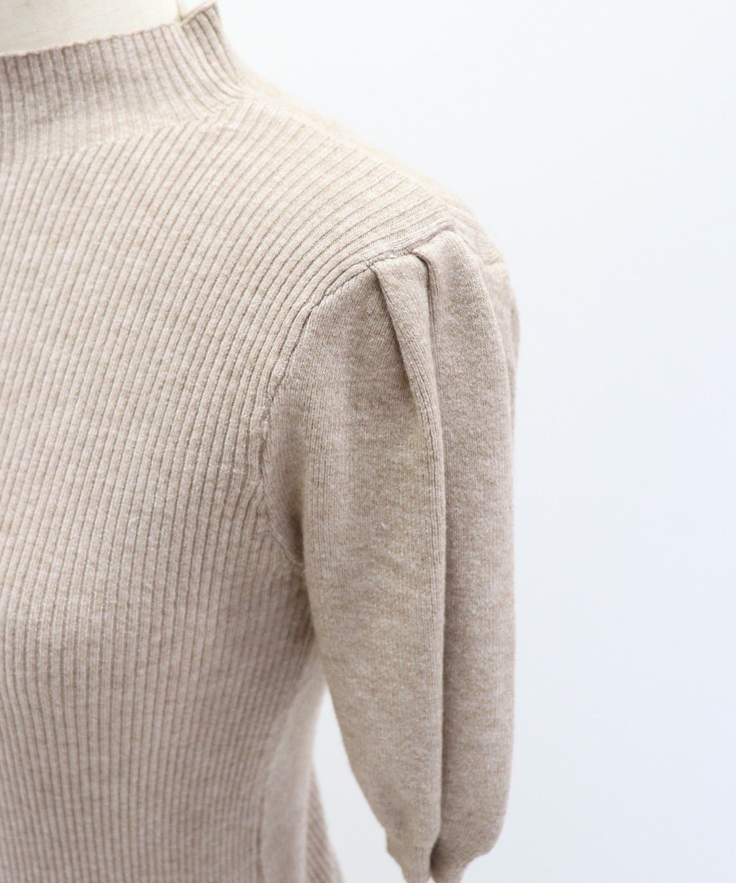 日本 BLUE EAST - 甜美彈性羅紋泡泡袖上衣-咖啡