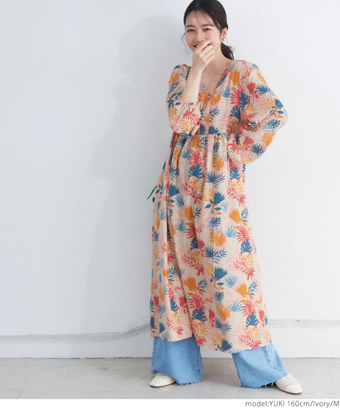 日本 COCA - 夏日風情V領長袖洋裝-繽紛葉子-米杏