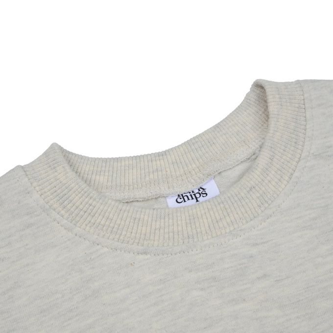 韓國 FORK CHIPS - 品牌刺繡點綴圓領長袖上衣-淺燕麥灰