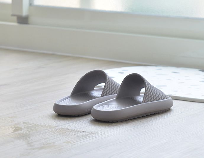 家窩 - MIT 雅漫EVA輕量釋壓厚軟底防滑拖鞋-男款-雅痞黑