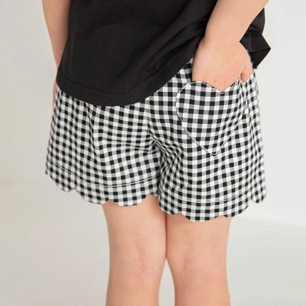 心型口袋貝殼下擺可愛短褲-格子-黑x白