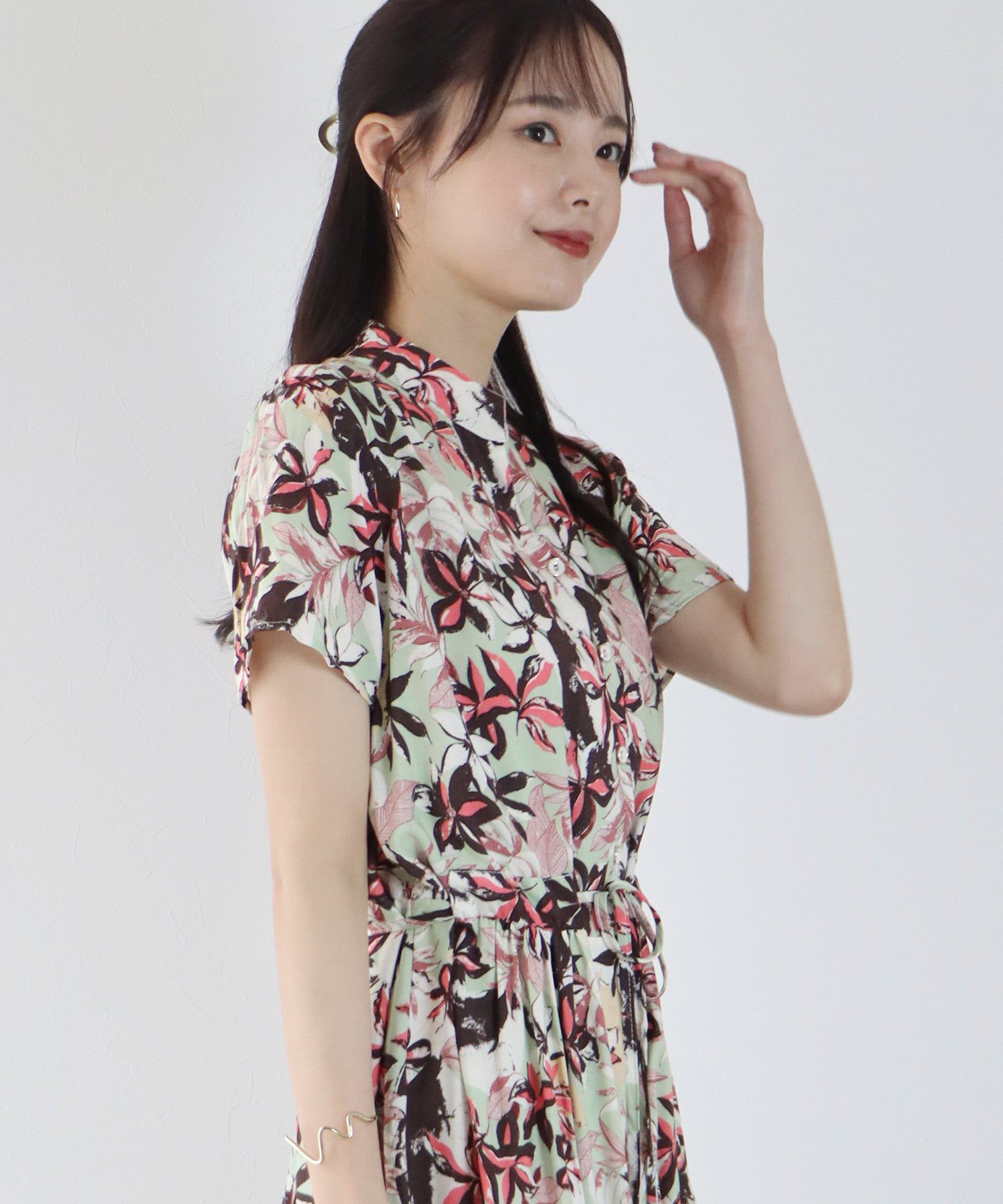 日本 BLUE EAST - 氣質小V領排釦短袖洋裝-碎花-深藍 (M(Free))