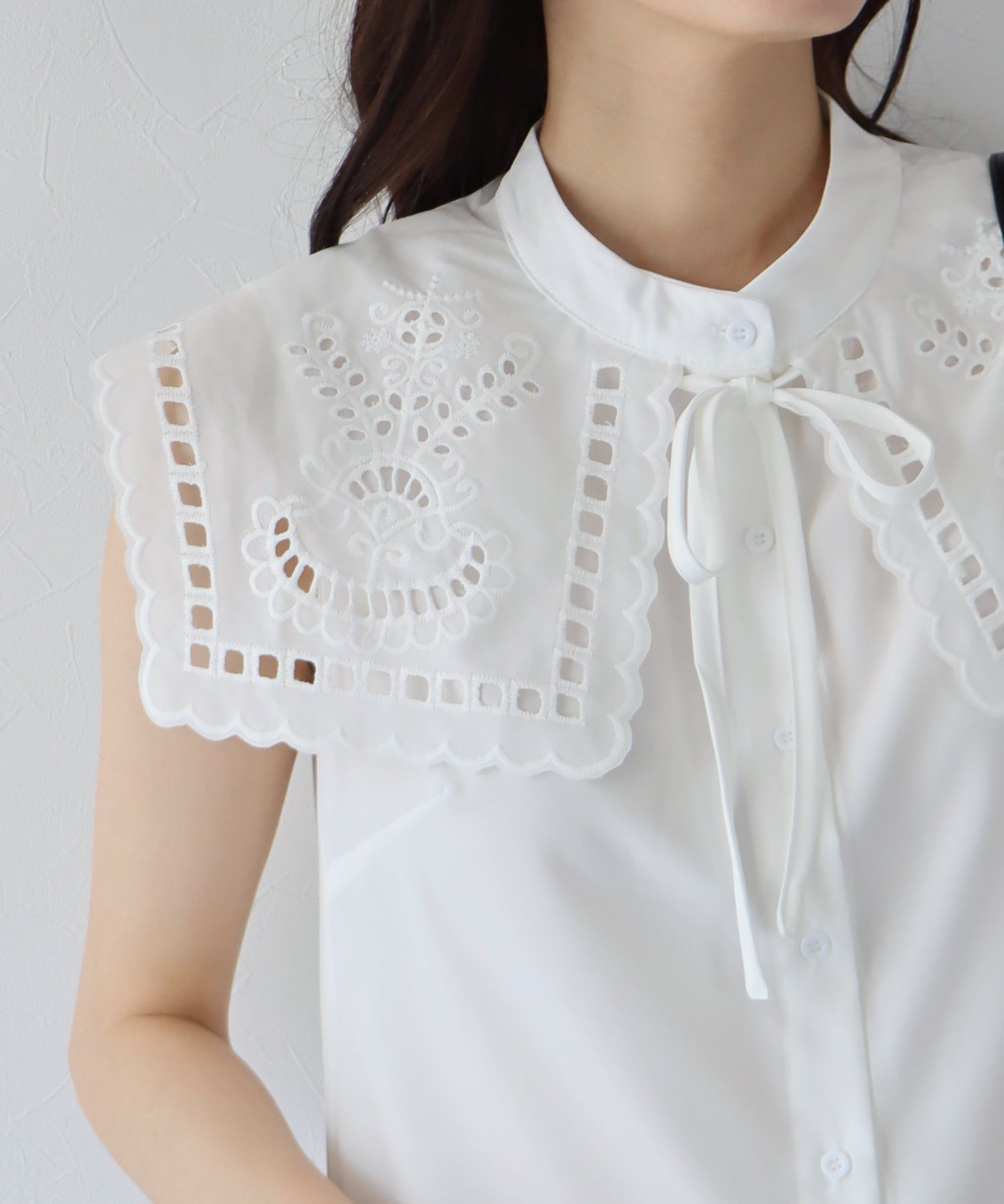 日本 BLUE EAST - 甜美蕾絲方領無袖上衣-水藍