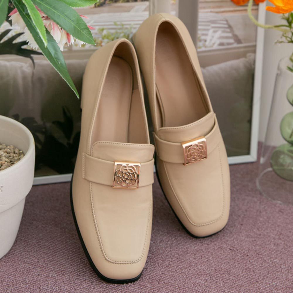 韓國 PINKELEPHANT - 品牌金屬飾穆勒粗跟鞋(5cm)-淺卡其