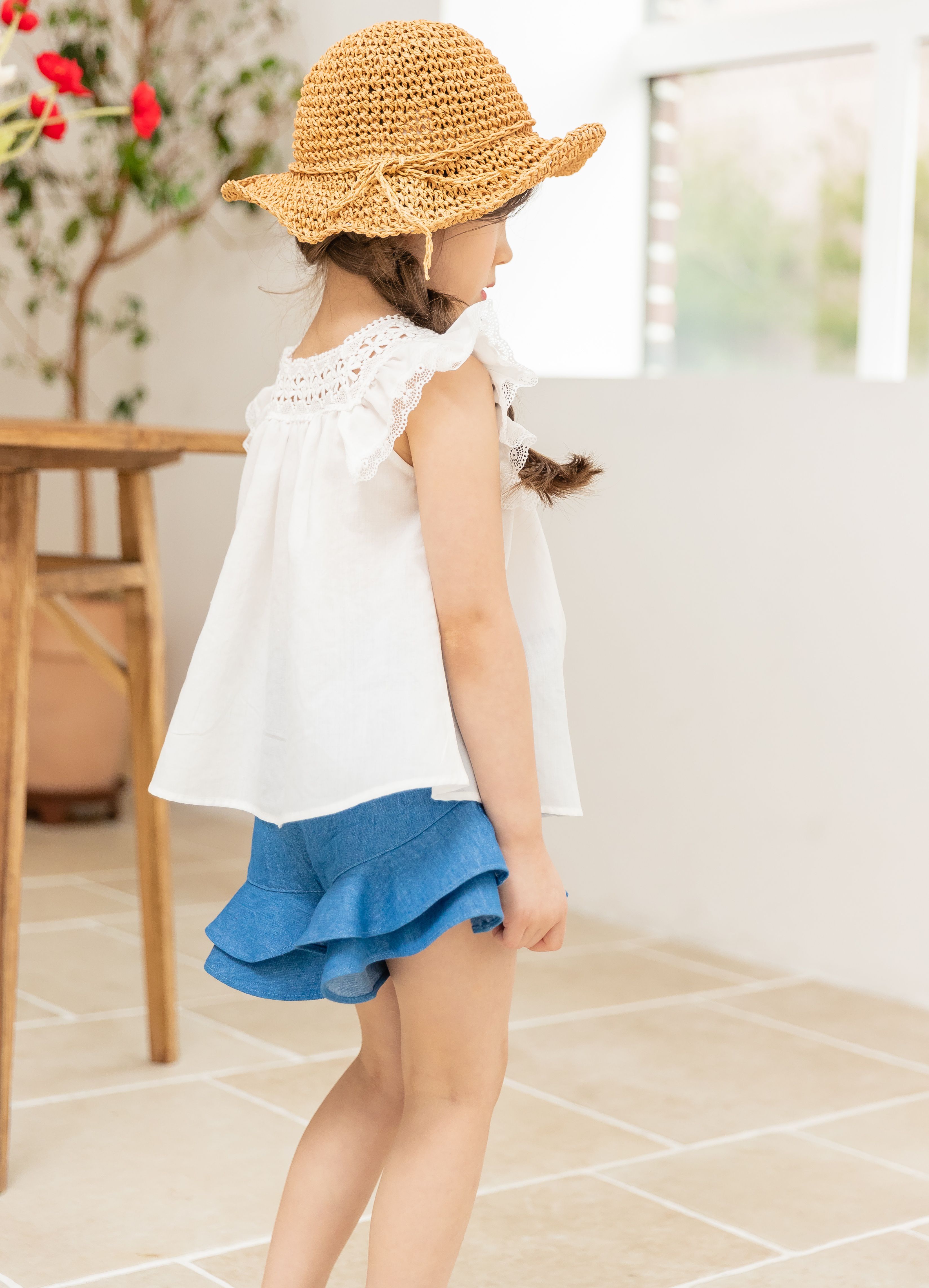 韓國 Coco Ribbon - (剩7,15號)鏤空雕花荷葉方字領上衣-象牙白